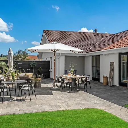 4 Bedroom Gorgeous In Holiday home *