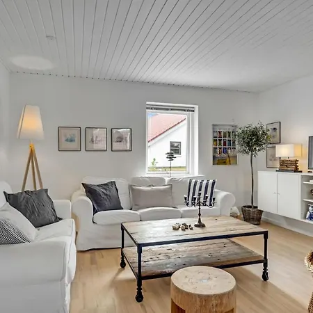4 Bedroom Gorgeous In Holiday home *