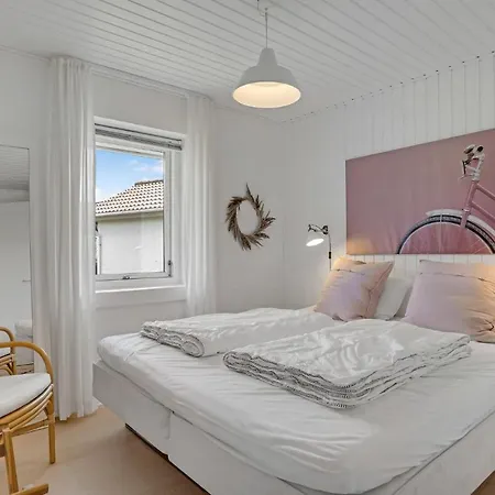4 Bedroom Gorgeous In Prázdninový dům