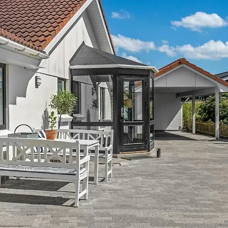 4 Bedroom Gorgeous In Holiday home *